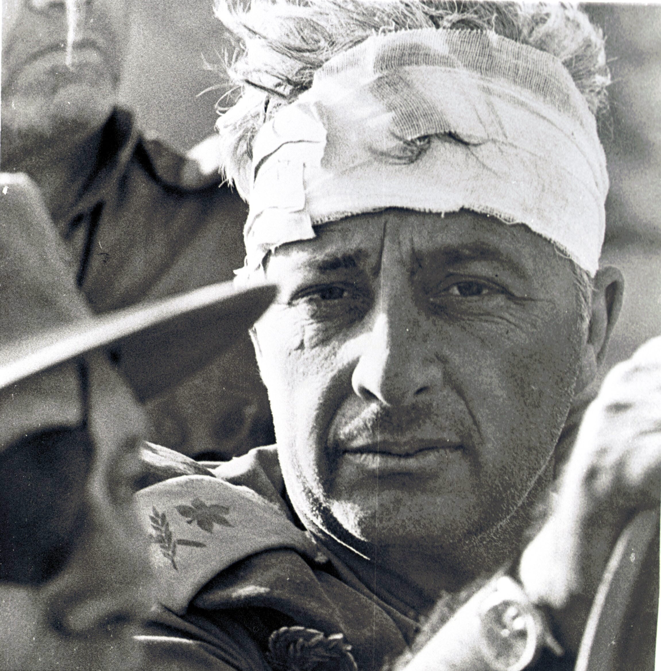 En bandasjert Ariel Sharon på Sinai i Egypt under Yom Kippur krigen i 1973. (Foto: GPO)