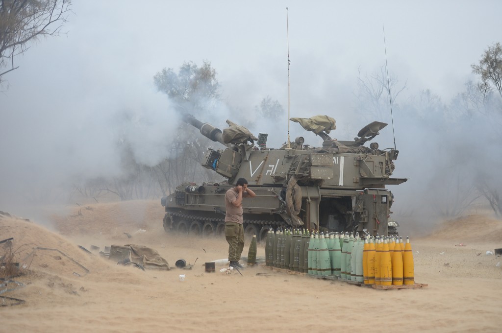 IDF skyter med artilleri mot Hamas terrorister i Gaza.