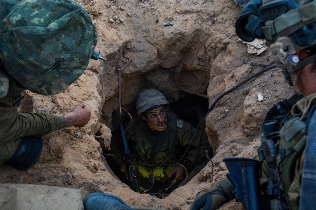 Israelske soldater avdekker en ny tunnelinngang i Gaza.  Over 30 tunneler er avdekket under Operation Protective Edge i juli 2014. (Foto: IDF)