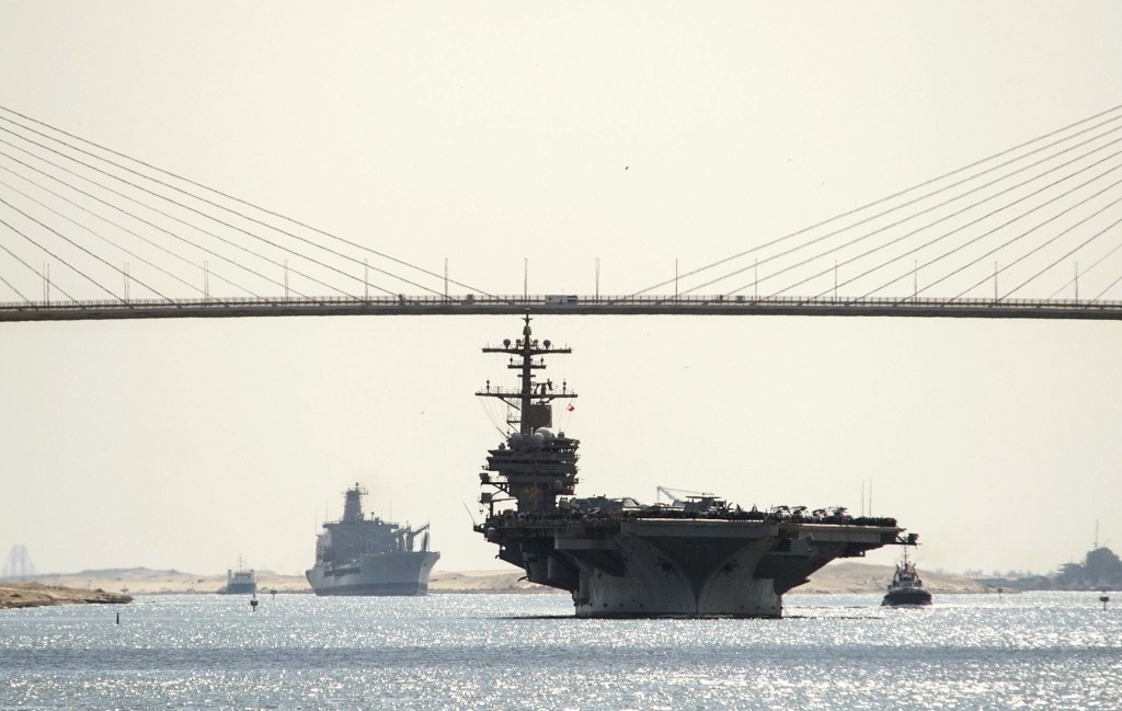 Det amerikanske hangarskipet USS George H.W. Bush i Suez kanalen