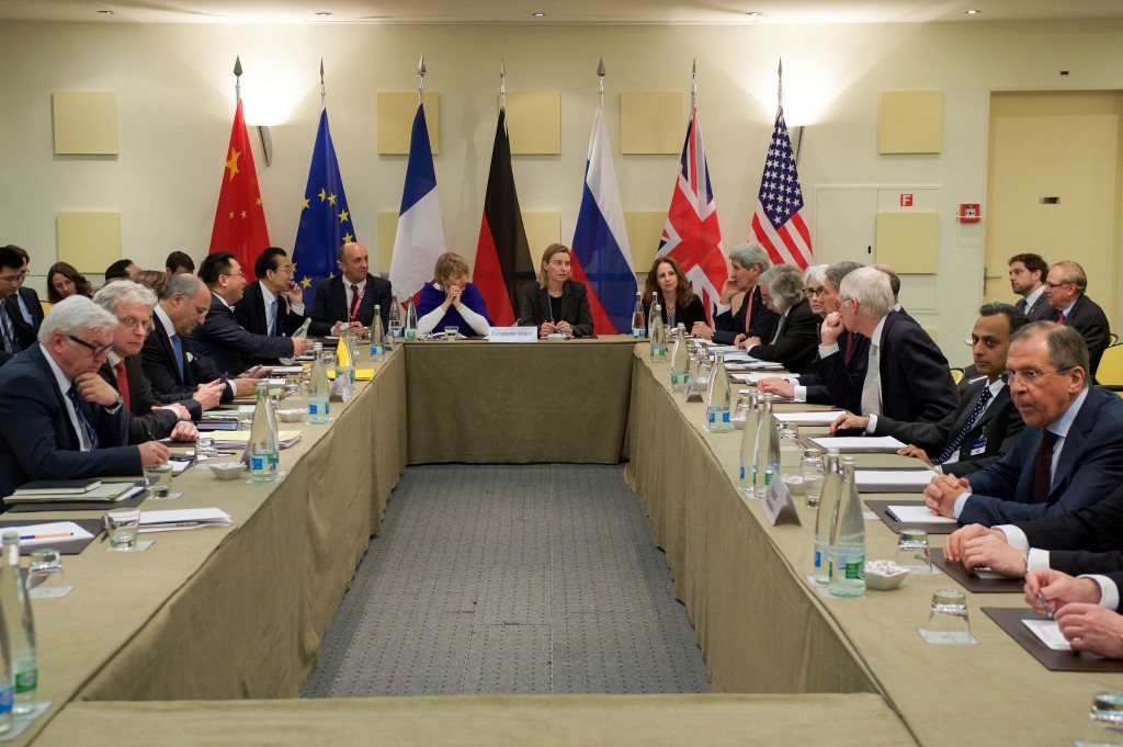 USAs utenriksminister John F. Kerry i samtale med tyske, kinesiske, franske, britiske og russiske kolleger før et møte i P5+1 om Irans atomprogram.