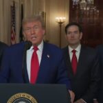President Donald Trump i sin tale til det amerikanske folket etter angrepet mot Irans atominstallasjoner, flankert av visepresident JD Vance til venstre, og utenriksminister Marco Rubio og forsvarsminister Pete Hegseth til høyre.