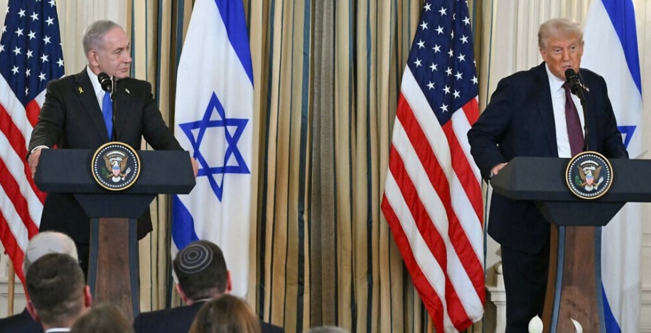 Statsminister Binyamin Netanyahu og USAs president Donald Trump i Det hvite hus hvor de la frem fredsplanen for Gaza. (FOto: Screenshot)