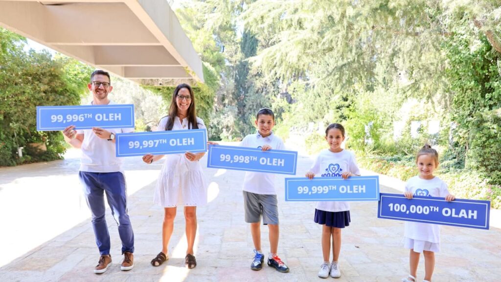 Jeffrey og Atara Douglas med sine tre barn, Nathaniel (10), Hallie (9) og Emilia (6). Emilia var den som fikk nummer 100.000. (Foto: Yonit Schiller/Nefesh B'Nefesh)