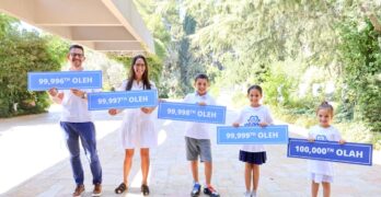 Jeffrey og Atara Douglas med sine tre barn, Nathaniel (10), Hallie (9) og Emilia (6). Emilia var den som fikk nummer 100.000. (Foto: Yonit Schiller/Nefesh B'Nefesh)
