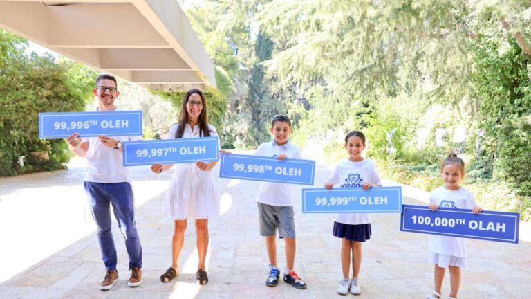 Jeffrey og Atara Douglas med sine tre barn, Nathaniel (10), Hallie (9) og Emilia (6). Emilia var den som fikk nummer 100.000. (Foto: Yonit Schiller/Nefesh B'Nefesh)